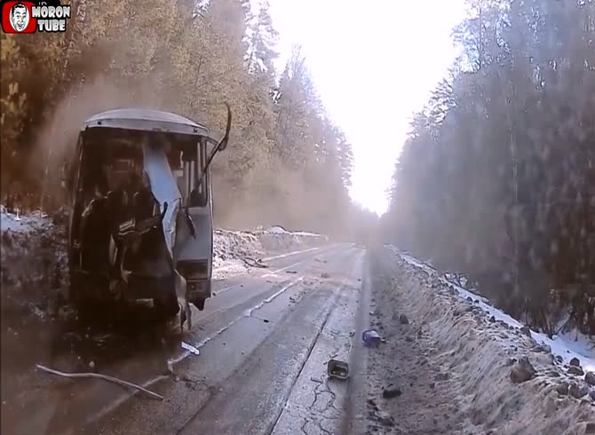 Video :In Russia, a bus's back end is torn apart